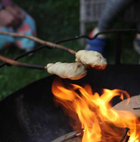 Stockbrot - immer ein Grund, die Zeit draußen zu verbringen