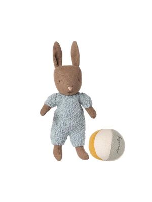 Maileg Hase (Größe Micro / 14 cm) - Kaninchen im Strickanzug (blau) mit Ball